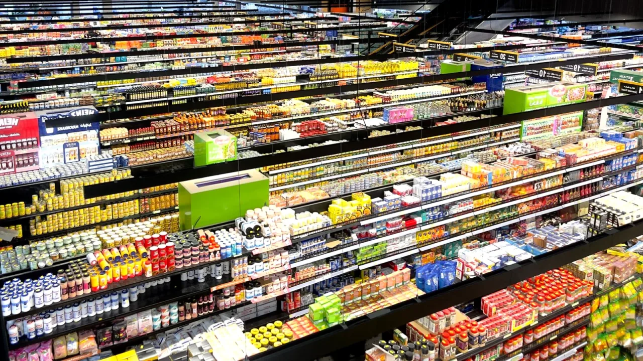 Market rafları ve fiyat etiketleri